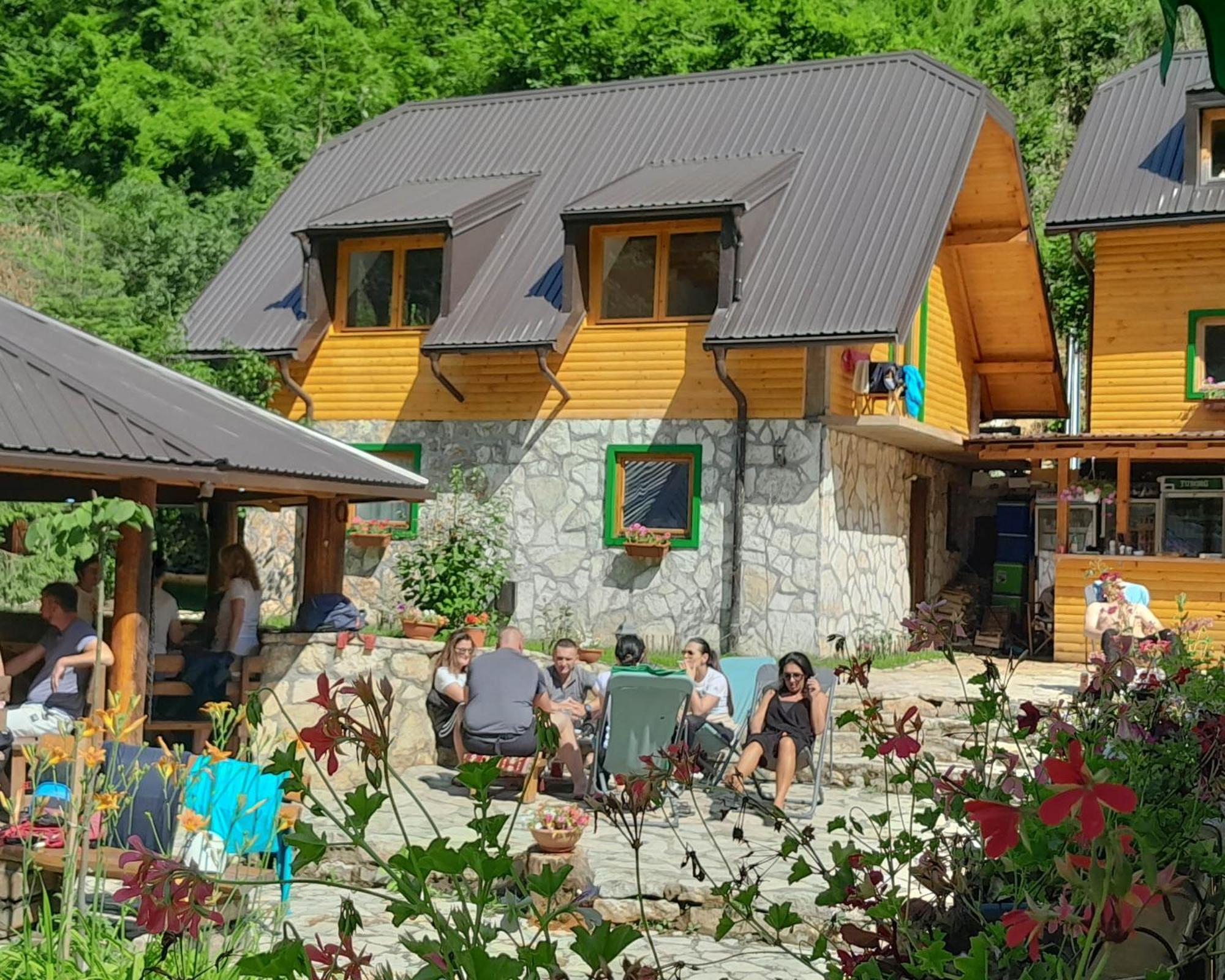 Rafting Camp Encijan Hotel Foca Kültér fotó